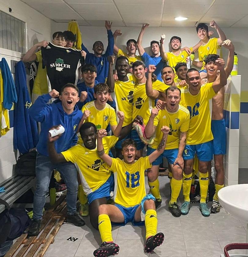 El CD Ilipense celebra la victoria en el vestuario.