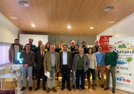 Reunión con los alcaldesd de La Serena, entre ellos el primer edil de Zalamea de la Serena; en la fila de arriba, el tercero por la izquierda.