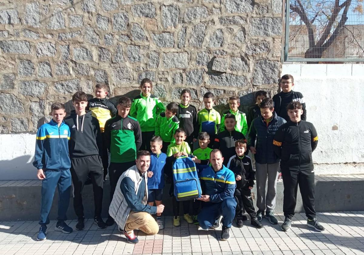 Imagen principal - Entrega del botiquín por parte del Ayuntamiento.