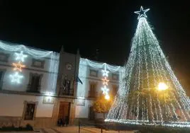 Árbol y fachada del ayuntamiento decorados.