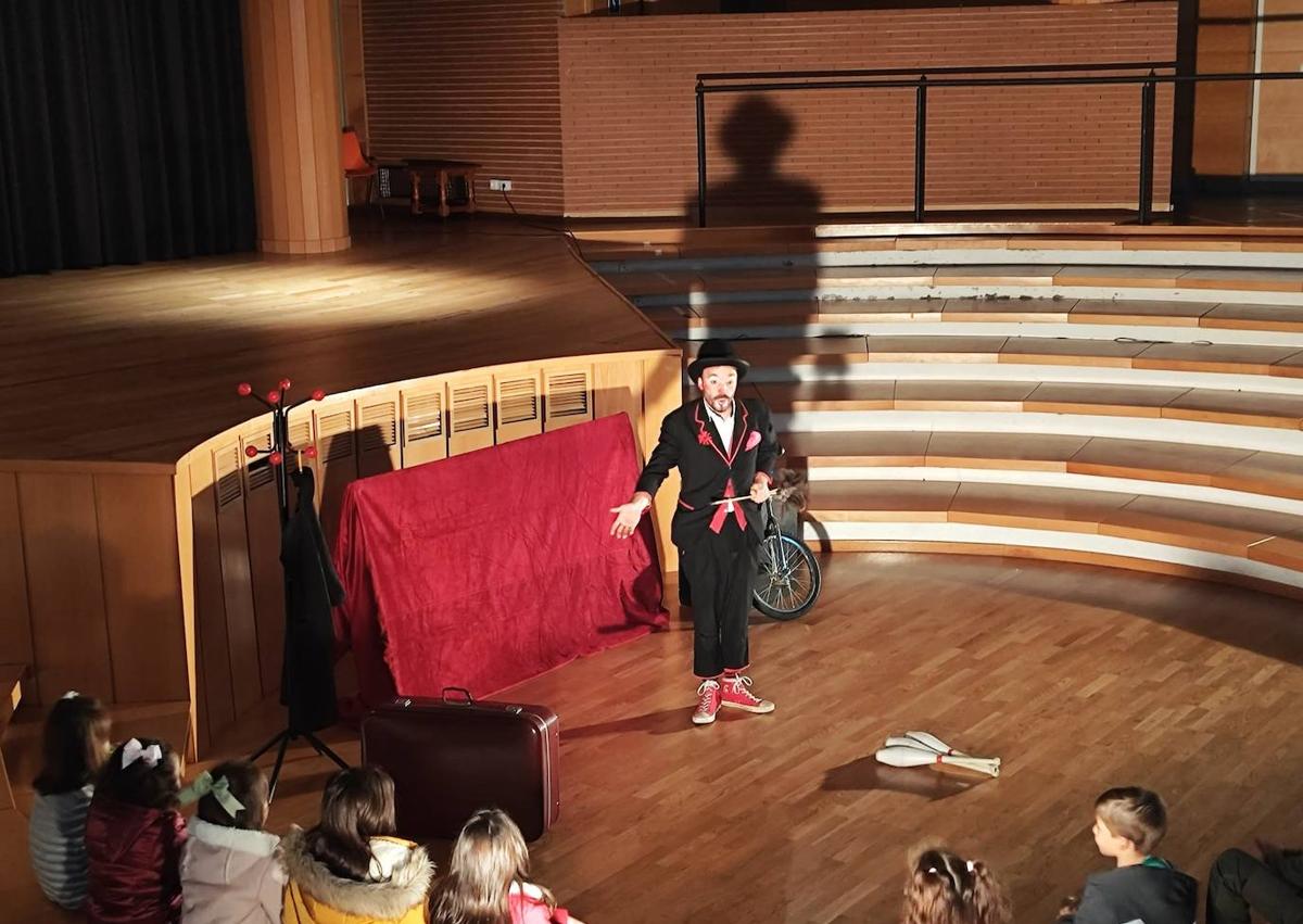 Imagen secundaria 1 - 'El último reto' llenó de magia el Centro Cultural