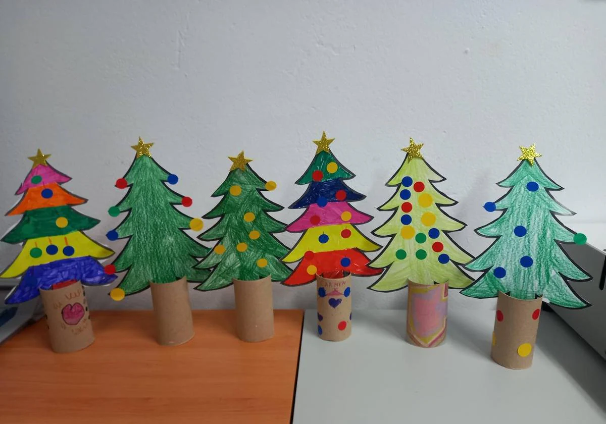 Los pequeños ilipenses crean Árboles de Navidad y Bolas de Nieve en los talleres de manualidades navideñas