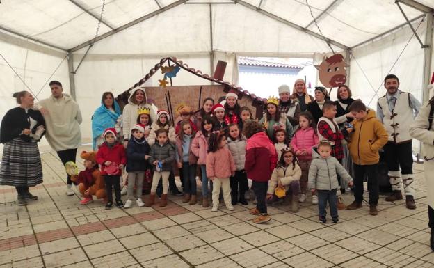 Imagen principal - Diferentes momentos del pasacalles navideño. 