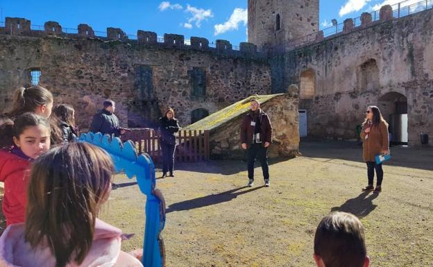 Imagen principal - 'Completa el círculo del tiempo' dio a conocer Zalamea y sus monumentos