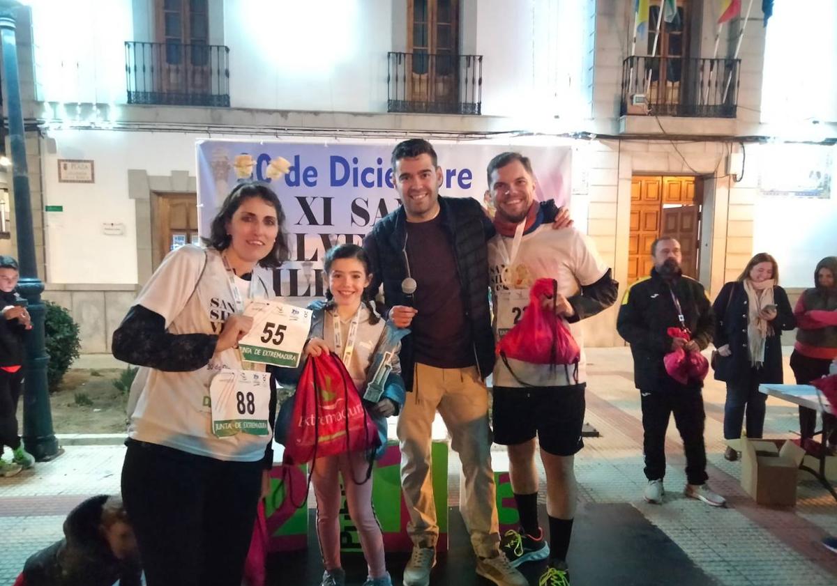 Imagen principal - Unas 130 personas compitieron en la San Silvestre Ilipense