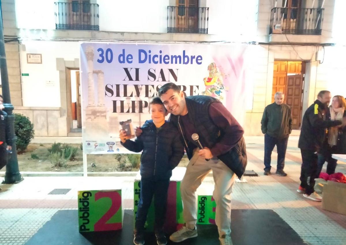 Imagen secundaria 1 - Varios de los agraciados en el sorteo de regalos.