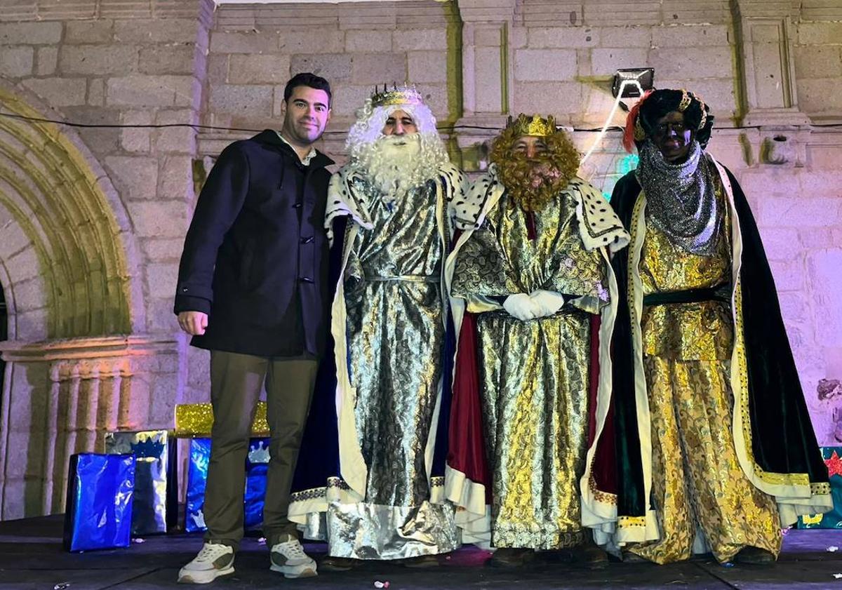 Imagen principal - Los Reyes Magos recorrieron Zalamea llenando sus calles de magia e ilusión
