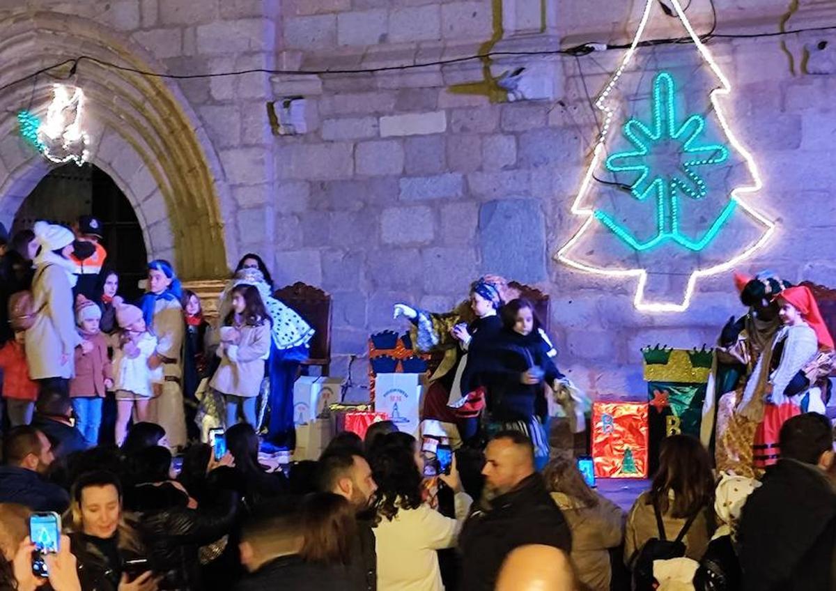 Imagen secundaria 1 - Los Reyes Magos recorrieron Zalamea llenando sus calles de magia e ilusión