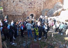 Un momento de la visita al Castillo de Capilla.