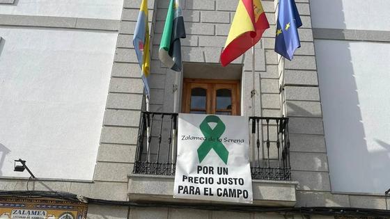 El Ayuntamiento de Zalamea se une a los agricultores y ganaderos