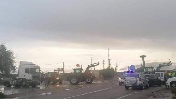 Tractorada en el cruce de Zalamea