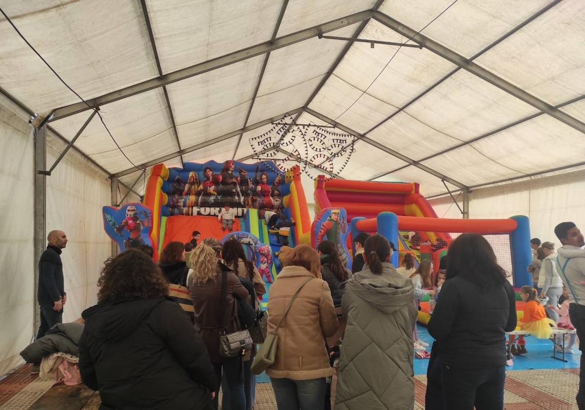 Imagen principal - Fiesta infantil con hinchables.