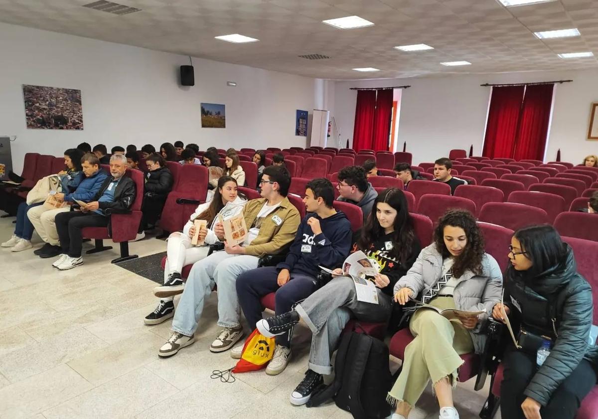 Imagen principal - Alumnos de intercambio de Turquía, Macedonia y Rumanía visitan Zalamea