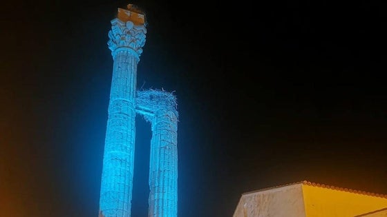 El Dystilo romano se ilumina de azul por la conmemoración del Día de la Lucha contra el Maltrato Infantil