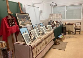 Exposición con diferentes artículos, cuadros y libros de 'El Quijote'