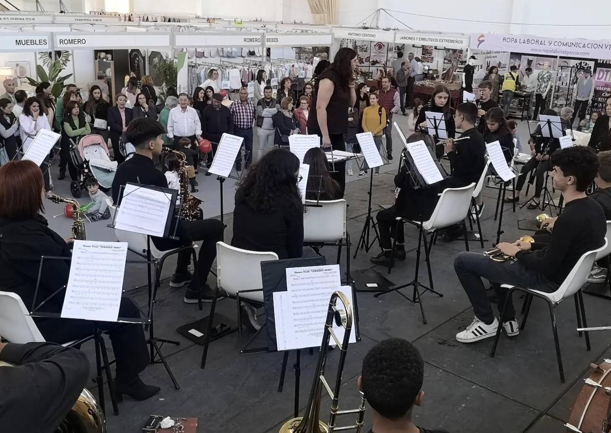 Imagen secundaria 1 - Zalamea disfruta de su VII Feria del Comercio