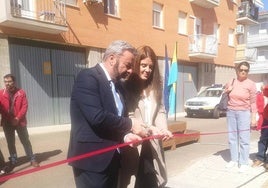 Inauguración de la feria por parte del alcalde ilipense y la presidenta de la Asociación de Comerciantes.