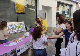 Varias vecinas participando en el sorteo de los vales.