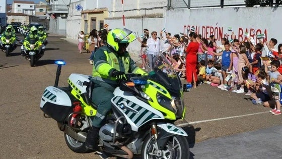La Guardia Civil de Tráfico de Mérida visita a los pequeños de Zalamea de la Serena