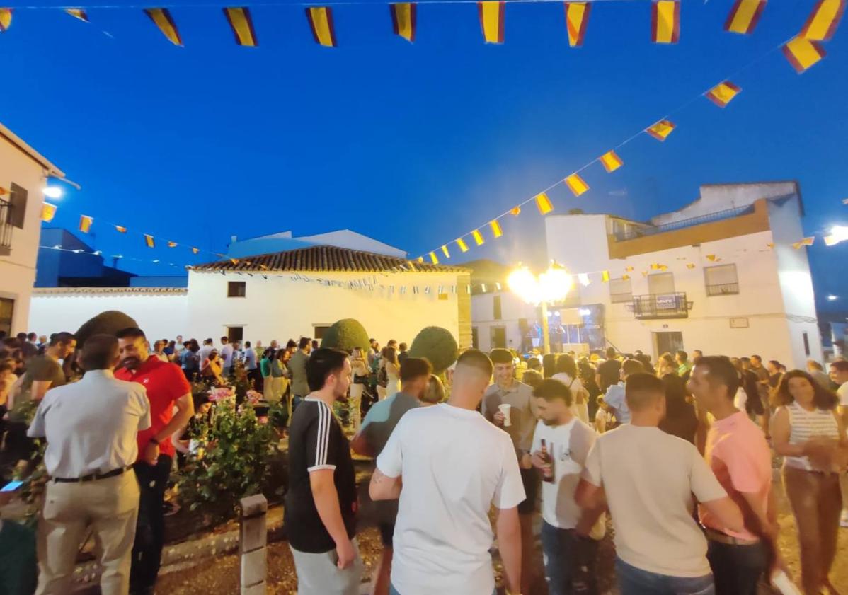 Imagen principal - La música y el buen ambiente imperaron en la noche ilipense tras los actos religiosos.