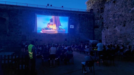 El Castillo de Arribalavilla acoge la proyección de 'A todo tren 2'