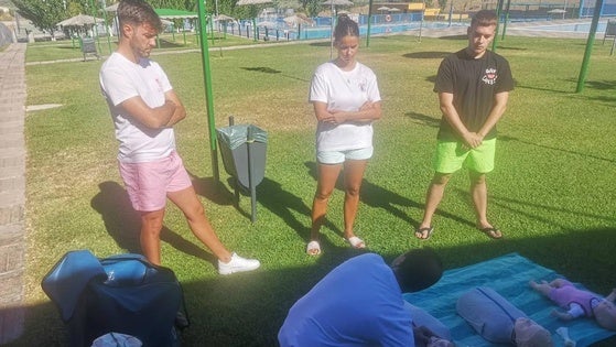 Los socorristas de la piscina ilipense participan en un taller de primeros auxilios