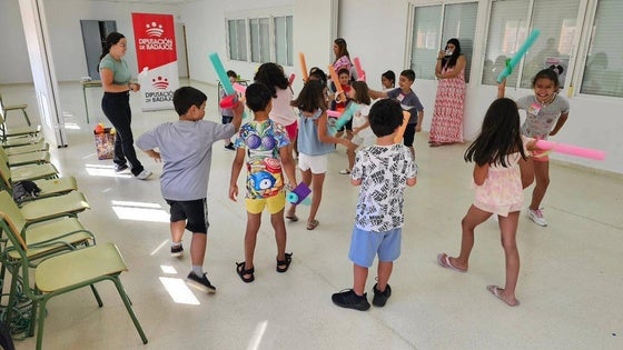 Los niños del Campamento de Verano 'Ludoteca Diviértete Zalamea' participan en los talleres del proyecto 'Personas Corrientes y Molientes'