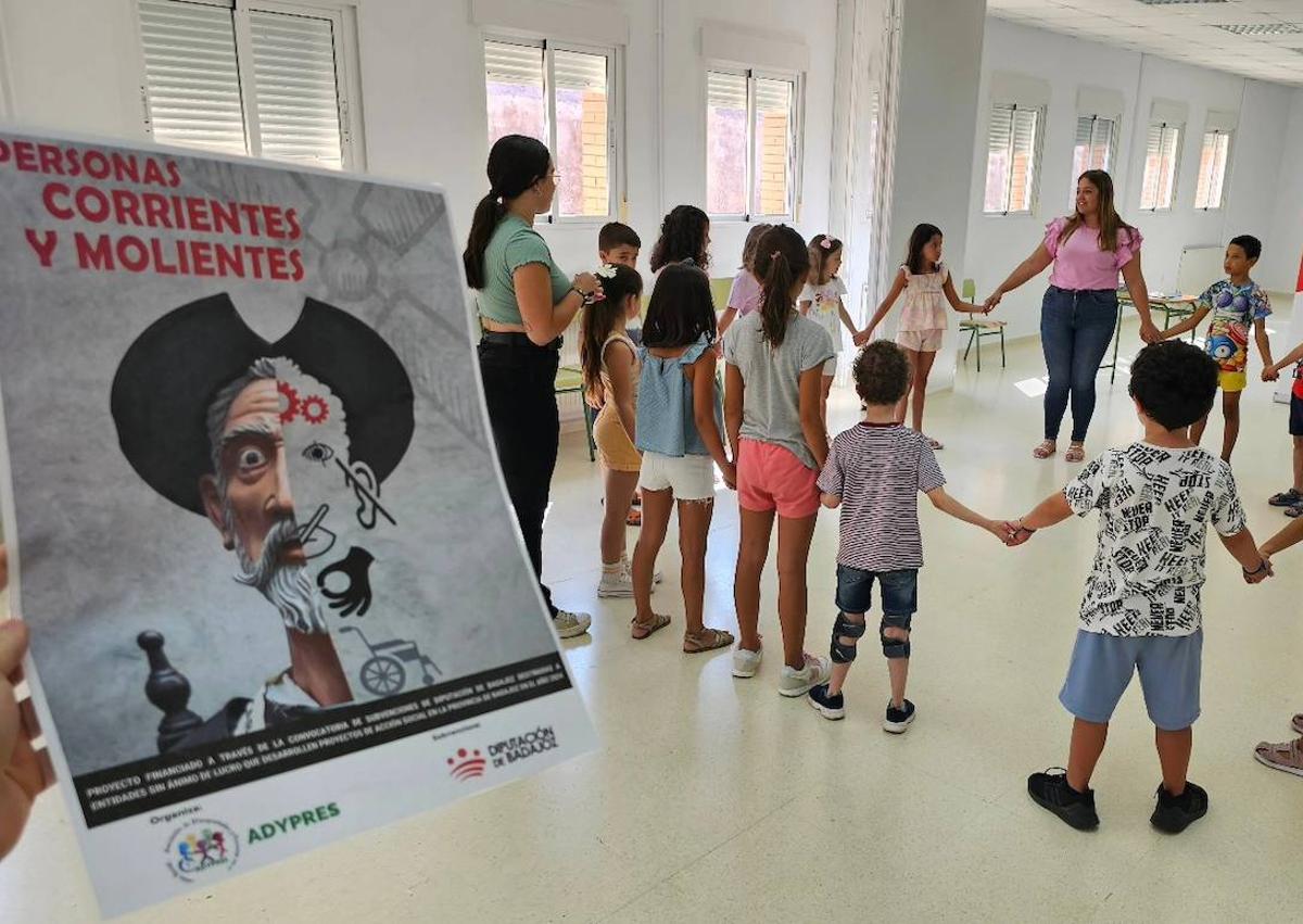 Imagen secundaria 1 - Los niños del Campamento de Verano 'Ludoteca Diviértete Zalamea' participan en los talleres del proyecto 'Personas Corrientes y Molientes'