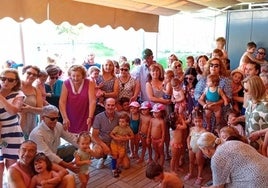Asistentes a la cita en la piscina.