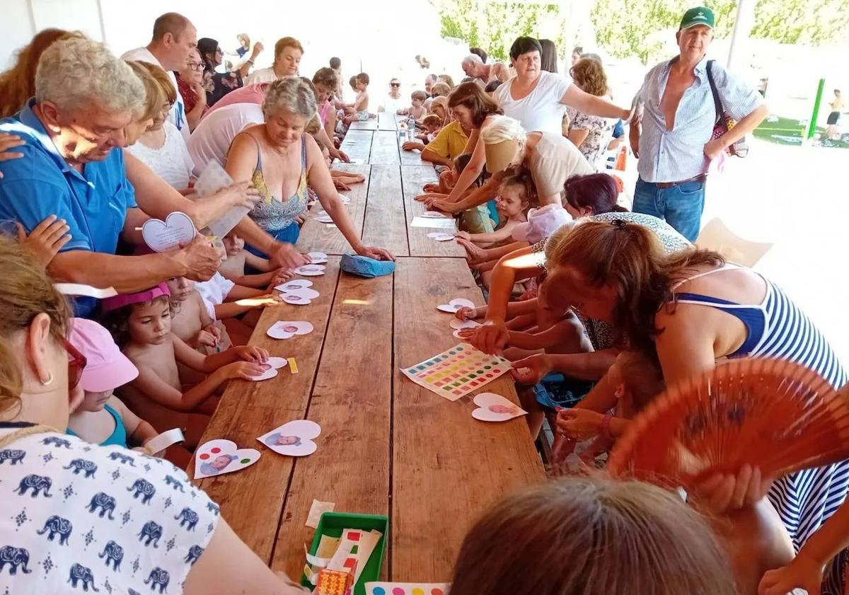 Imagen principal - Abuelos y nietos de Zalamea de la Serena disfrutaron juntos durante el Día de los Abuelos