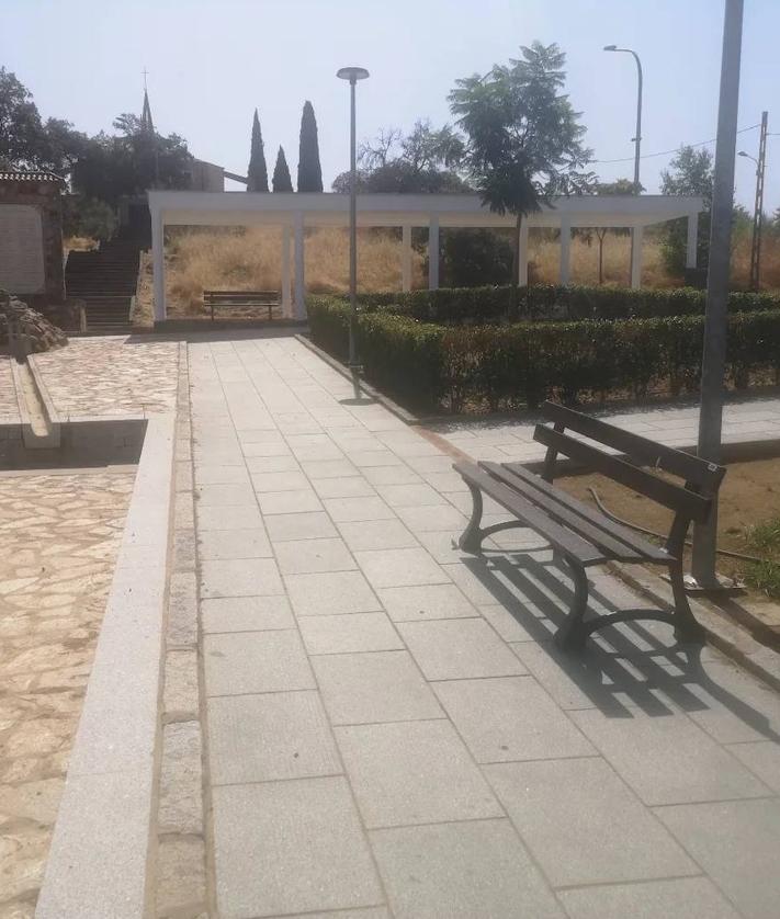 Imagen secundaria 2 - Docenario estrena bancos