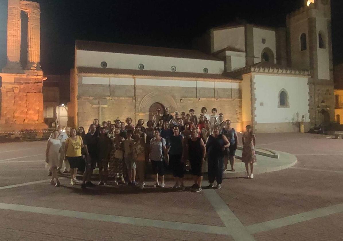 Imagen principal - Más de 50 personas participaron en la Visita Nocturna de Zalamea