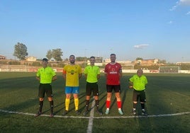 Capitanes junto al equipo arbitral antes del comienzo del partido.