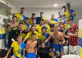 El club iipense celebrando su triunfo en el vestuario.