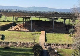 Vistas al yacimiento tartésico de Cancho Roano.
