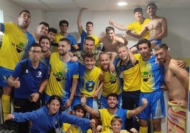 Los ilipenses celebrando la victoria en el vestuario.