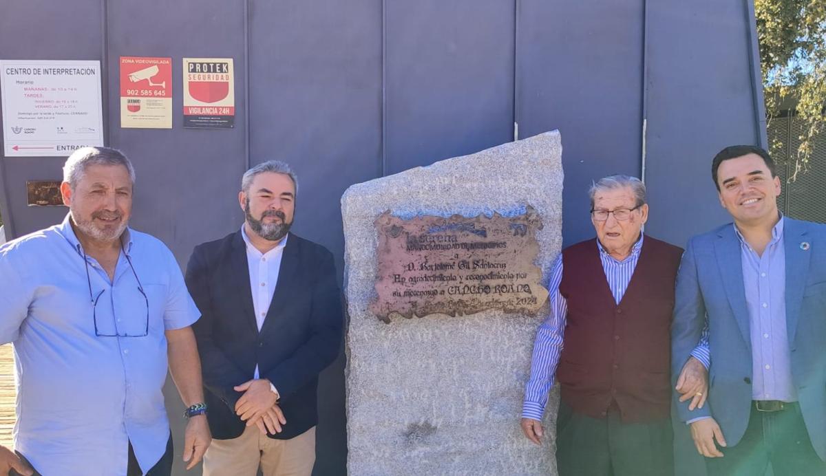 Imagen principal - Una placa en Cancho Roano reconoce la labor realizada por Bartolomé Gil Santacruz