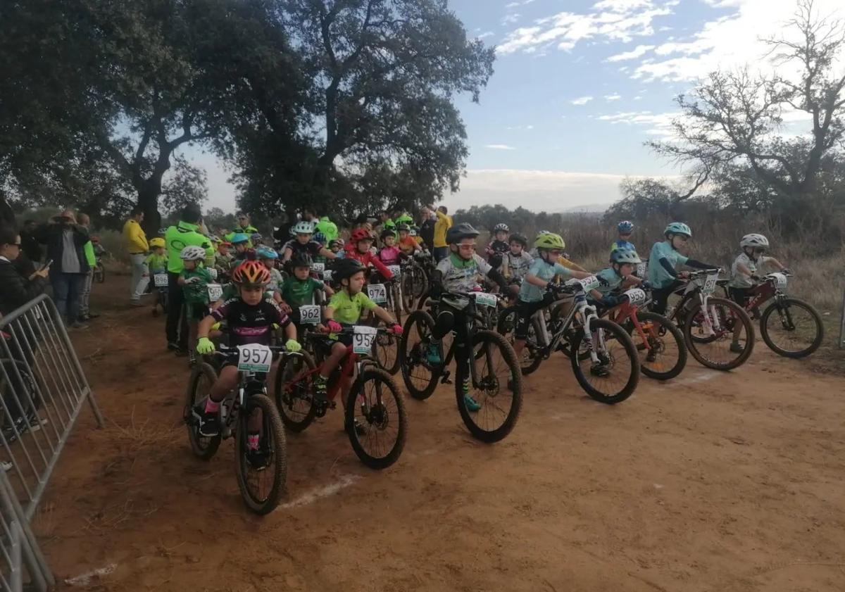 Imagen principal - Más de 150 ciclistas participaron en la Copa Escuela celebrada en Docenario