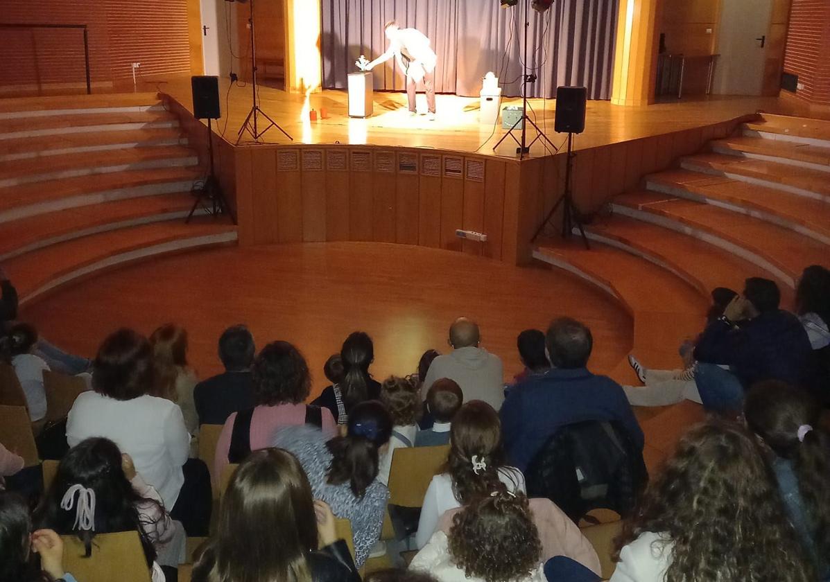 Zalamea disfrutó de una mágica tarde con el mago Fernando Flores