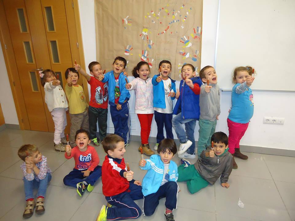 Algunos niños de la localidad en el Centro Cultural 