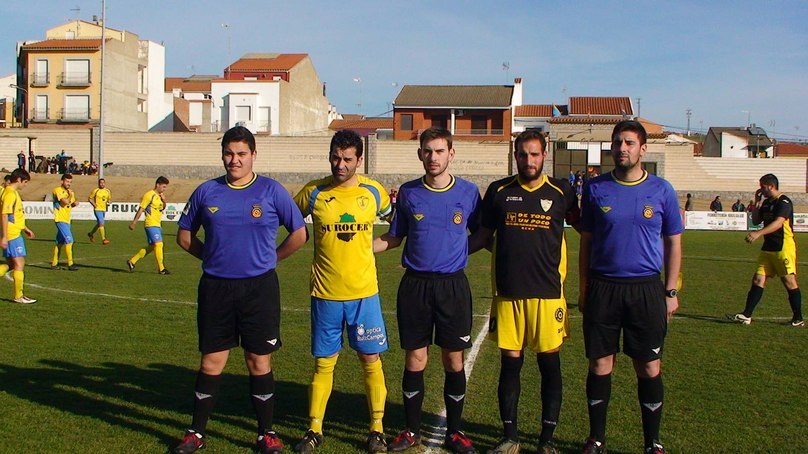 El equipo arbitral junto a los capitanes del C.D  Ilipense y del C.P Rena 