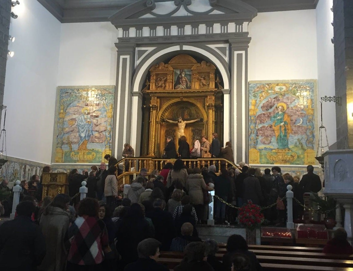 El besapiés  del Cristo al finalizar la misa 