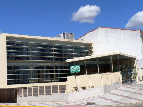 El número de parados bajó un 5,9% en el último año 2015