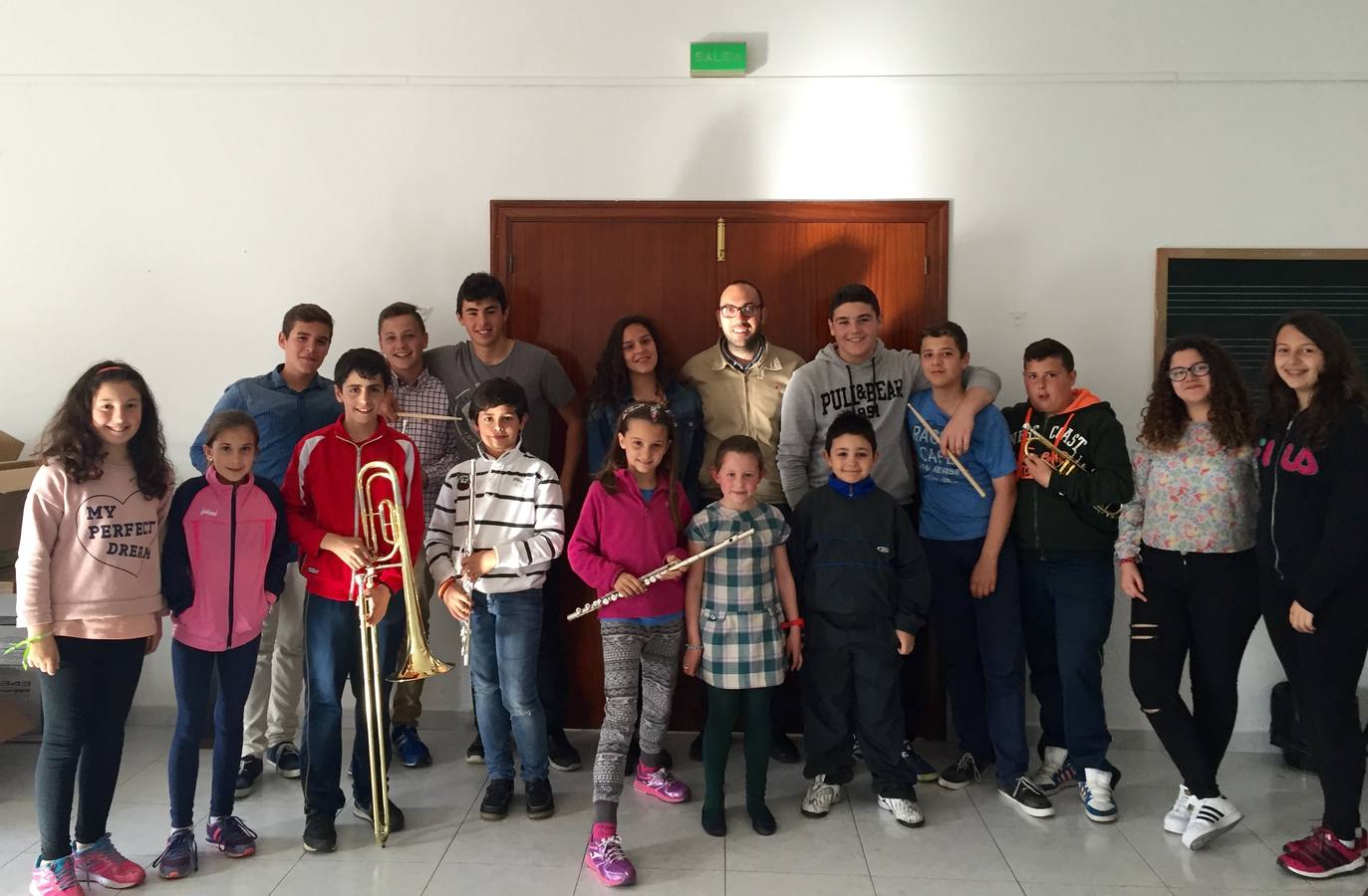 Foto de familia de la banda con el profesor y algunos alumnos 