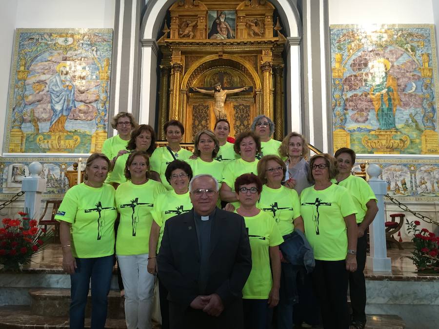 Algunas de las voluntarias junto al párroco de Zalamea, Manuel Moreno 