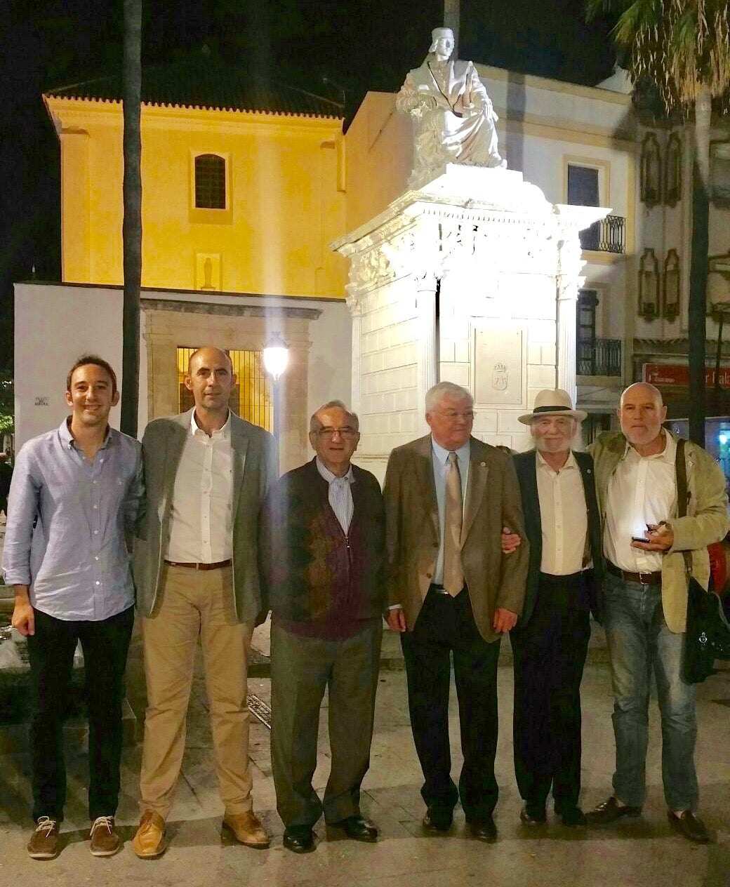 El alcalde ilipense junto con Miguel Nieto, Juan Cordero y demás miembros de la fundación   