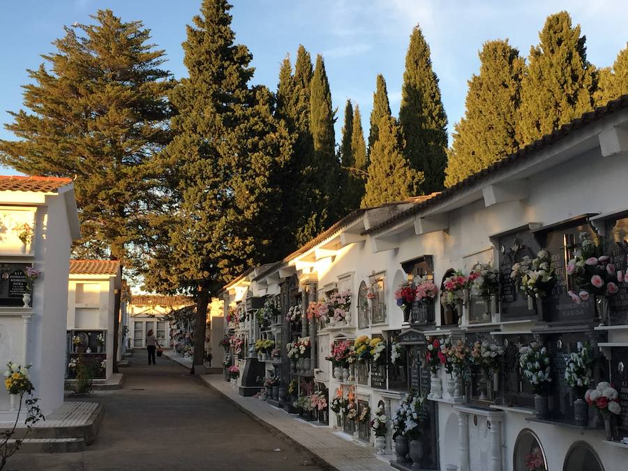 El cementerio ilipense se llena de flores y velas en estas fechas 
