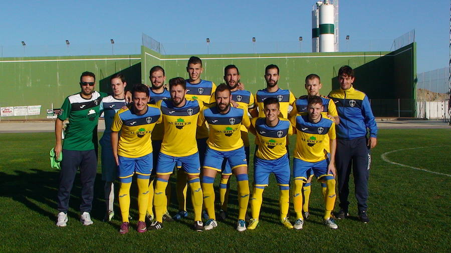 El equipo junto al entrenador antes de comenzar el partido 
