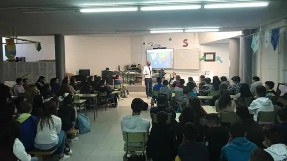 Durante la charla sobre cooperación 