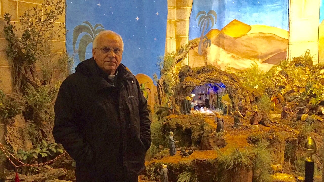 El párroco Manuel Moreno colabora en su elaboración 